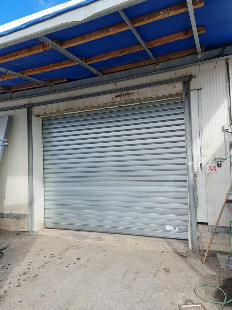 דלת תריס למאפיית אריאל, החלפת ציר קפיצים בתריס גלילה - שער הגיא