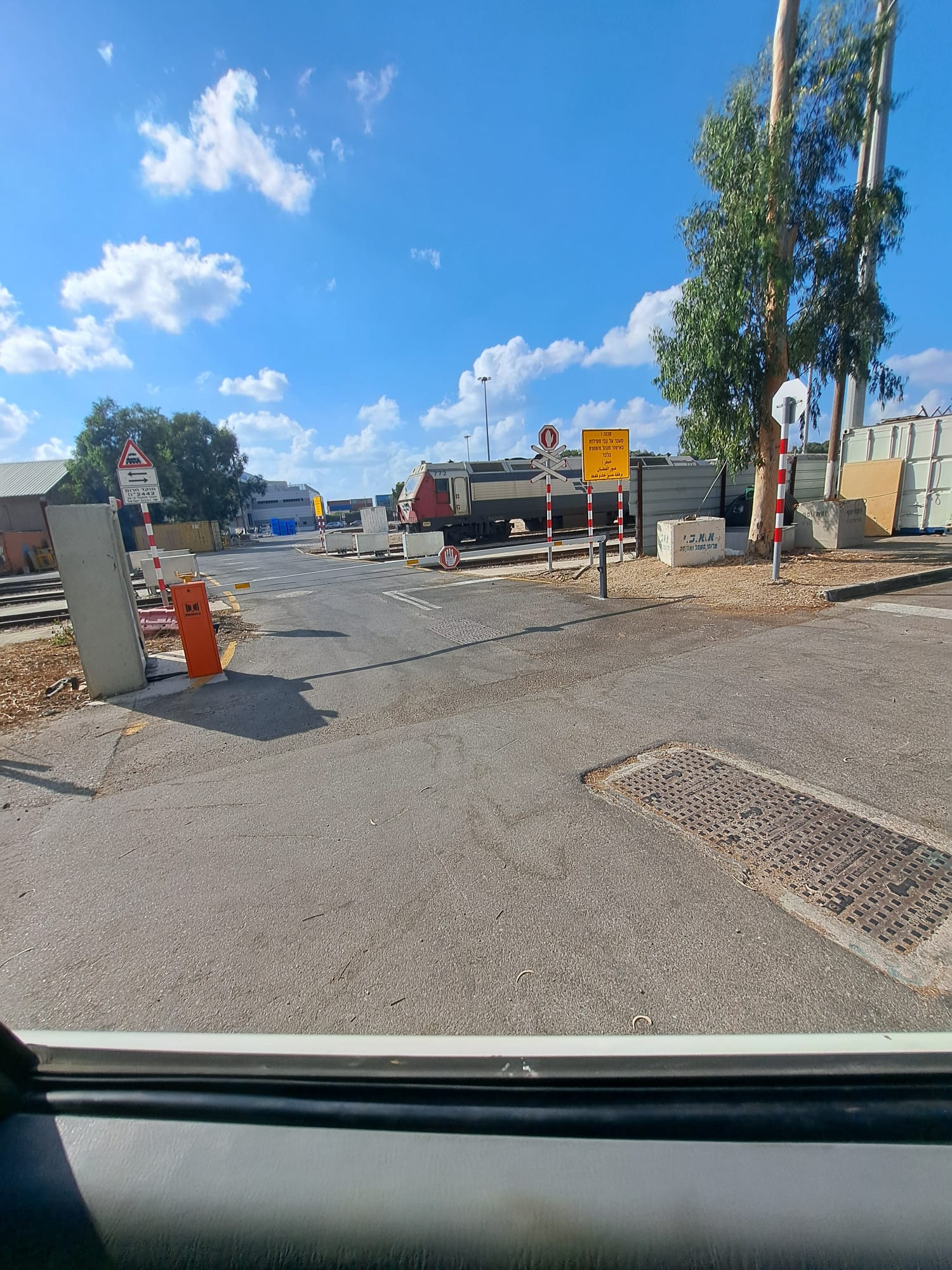 התקנת מחסומי זרוע במתחם רכבת קישון